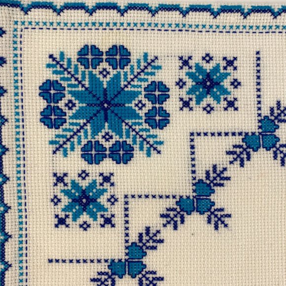 Vintage cross stitched table linen set of two, small square doilies - Picture 6 of 9